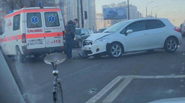 В Кишиневе произошла авария с участием машины скорой помощи