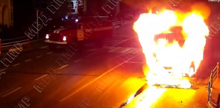 (Видео/Фото) В Приднестровье загорелся автобус с газовыми балонами. В нем находились 15 пассажиров