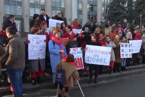 (Видео) Перед зданием Правительства состоялся протест с призывом к ратификации Стамбульской Конвенции против насилия