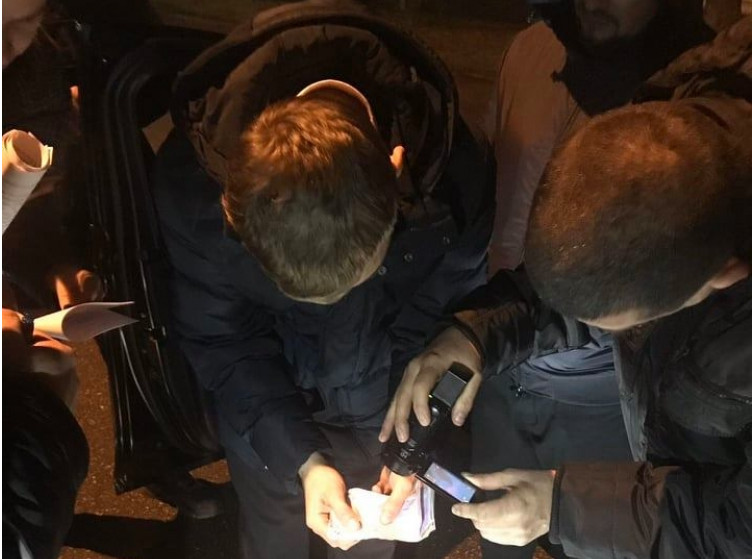 Начальник службы полиции задержан по подозрению в получении взятки в размере 12 000 евро