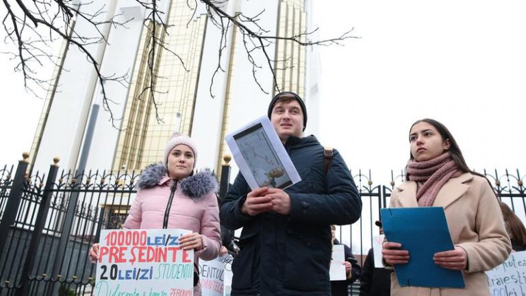 «За 20 млн. можно отремонтировать все общежития». Молодежь из ППДА требует снижения расходов на содержание администрации Президента