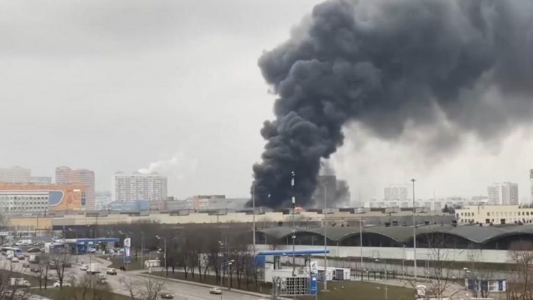 (video) В Москве возгорелся склад с тканями. Площадь пожара сравнима с размерами футбольного поля