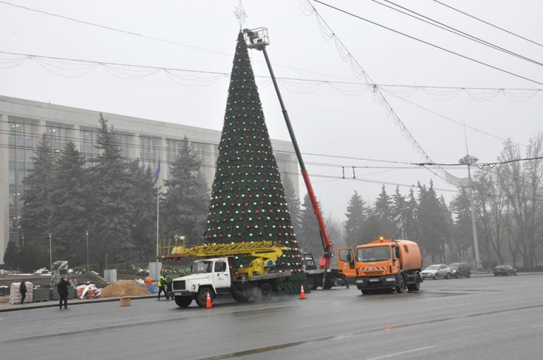 Рождественская елка в центре Кишинева будет торжественно открыта сегодня вечером