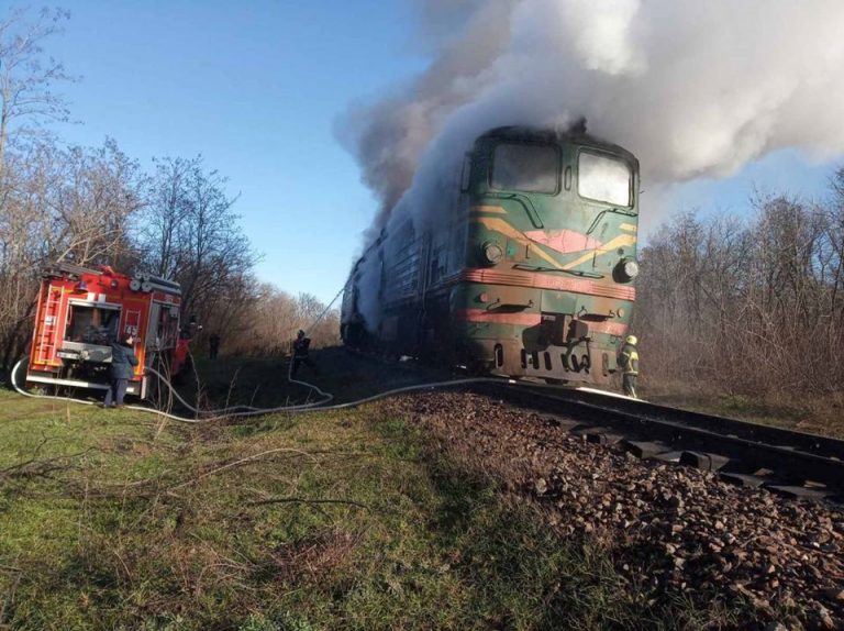 (фото) В Гагаузии загорелся грузовой поезд. 54 вагона перевозили зерновые