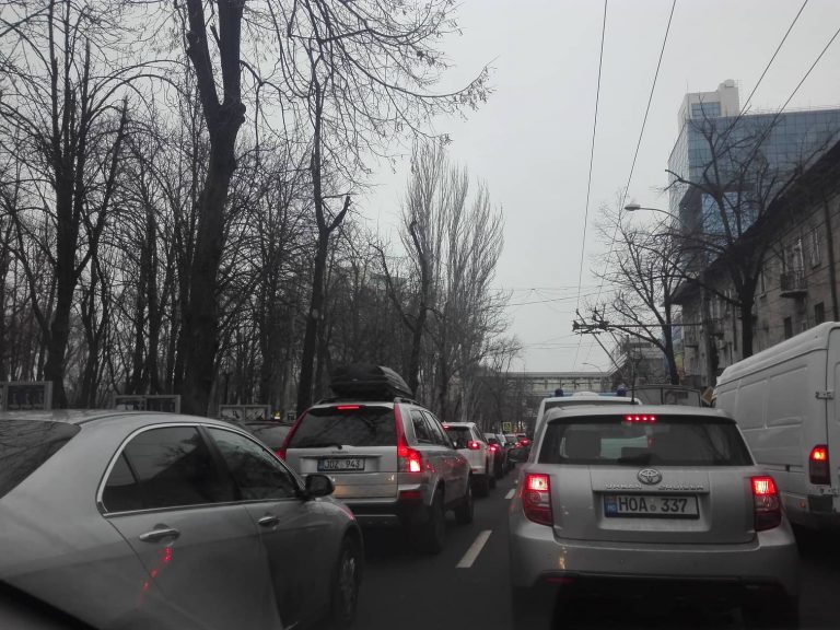 Столица без пробок. Ион Чебан предлагает сделать общедоступными парковки парламента и правительства