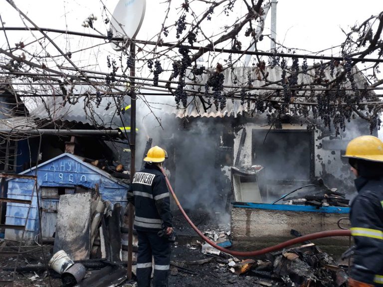 Супруги сгорели в собственном доме. Огонь тушили три пожарных расчета