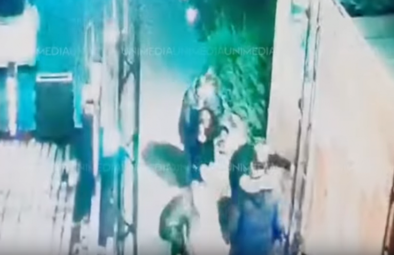 (ВИДЕО) Cотрудница прокуратуры была изнасилована двумя мужчинами после «корпоратива». Момент, когда ее затащили в такси, попал на видео