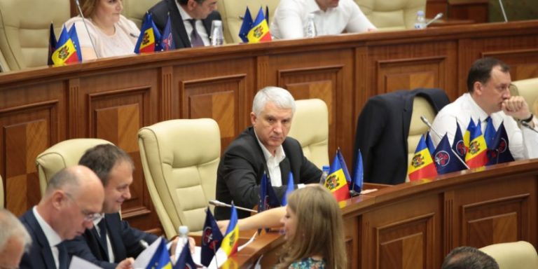 Депутат Константин Ботнарь сложил свой мандат
