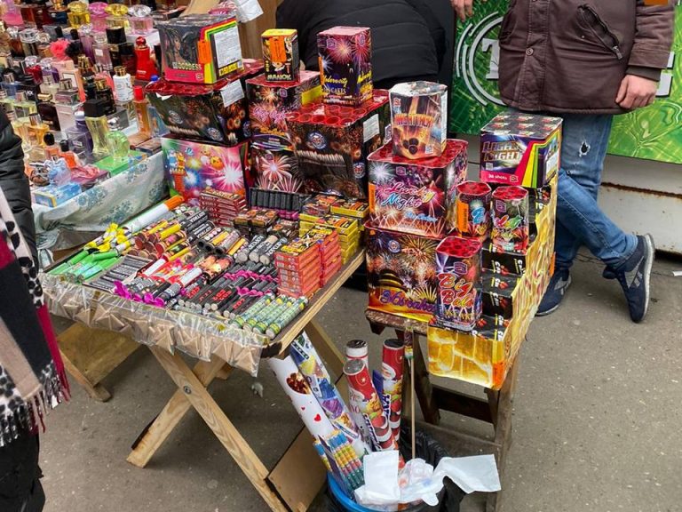 Двое мужчин попались на незаконной продаже пиротехнических изделий. Теперь им грозит штраф до 4500 леев