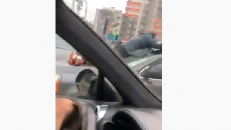 (ВИДЕО) С ветерком! Мужчину прокатили на капоте автомобиля в центре столицы, полиция расследует этот инцидент