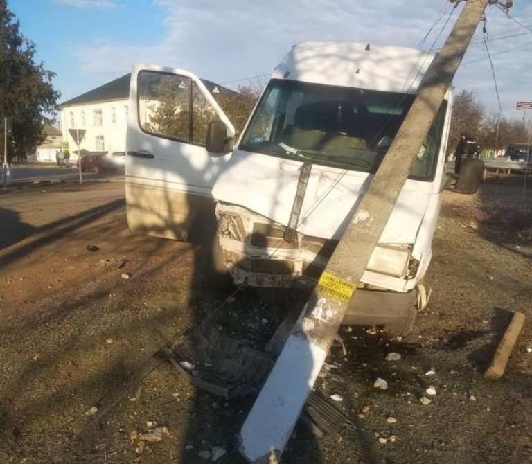 (ФОТО) ДТП в Томае: После столкновения на минибус упал столб электропередач