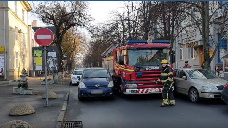 В столице неправильно припаркованные авто блокировали проезд пожарной машины. Что грозит водителям?
