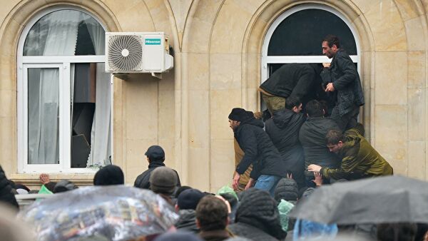 Оппозиция попыталась взять штурмом администрацию т. н. президента Абхазии