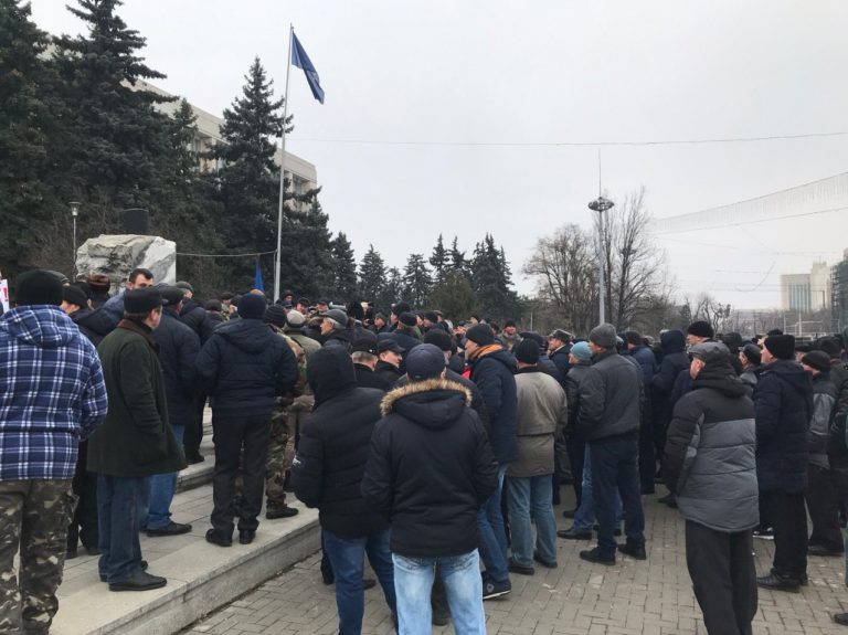 Ветераны протестовали перед правительством, требуя поддержки от исполнительной власти. Что им обещал премьер