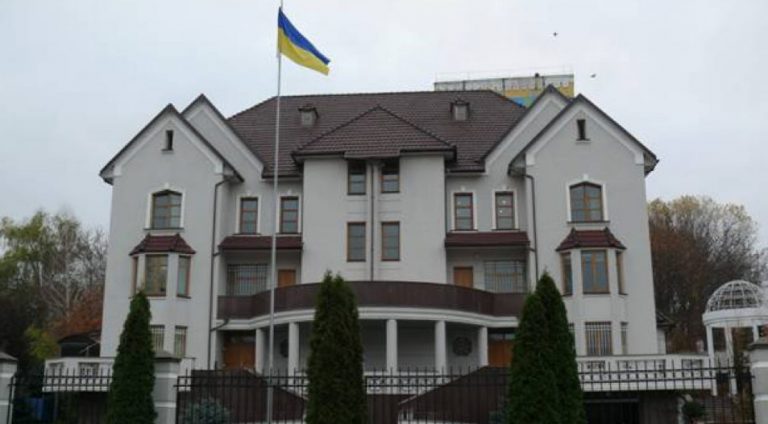 Граждане Молдовы могут выразить соболезнования украинскому народу в посольстве Украины в Кишиневе