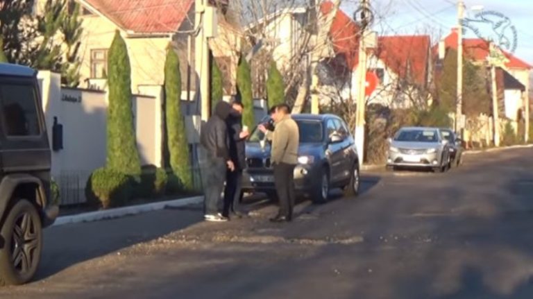 (Видео) Бывший судья ВСП, подозреваемый в отмывании денег, снова не впустил прокуроров в свой дом