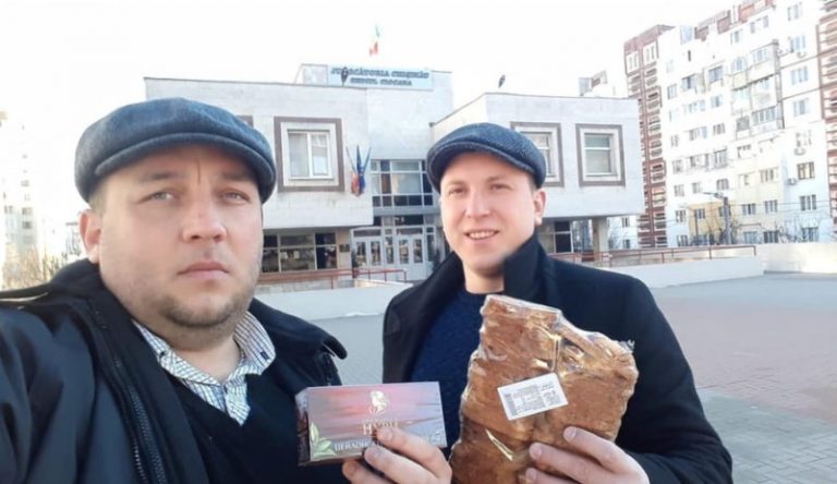 (Видео) «Только бы сидел». Григорчук принес Морарю на суд сухари, а Александр Рошко передал чай