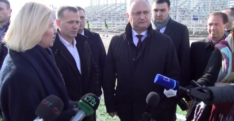 LIVE: Президент и башкан осматривают строительство стадиона в Комрате
