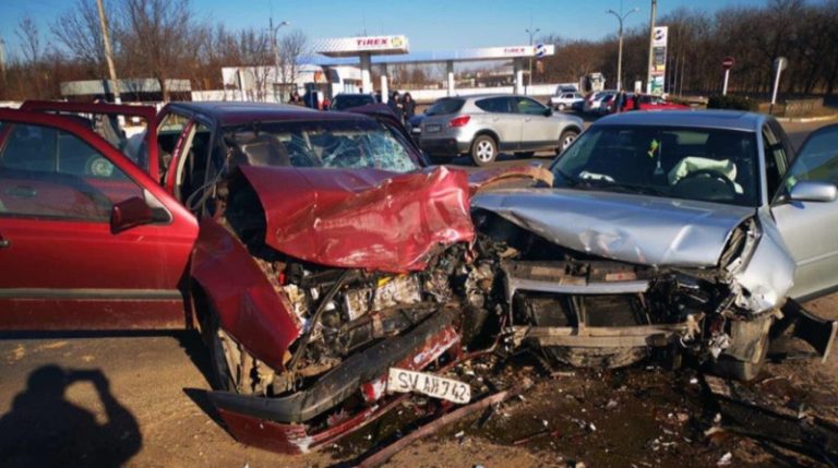 (Фото) Серьезная авария при выезде из Каушан: Пять человек госпитализированы