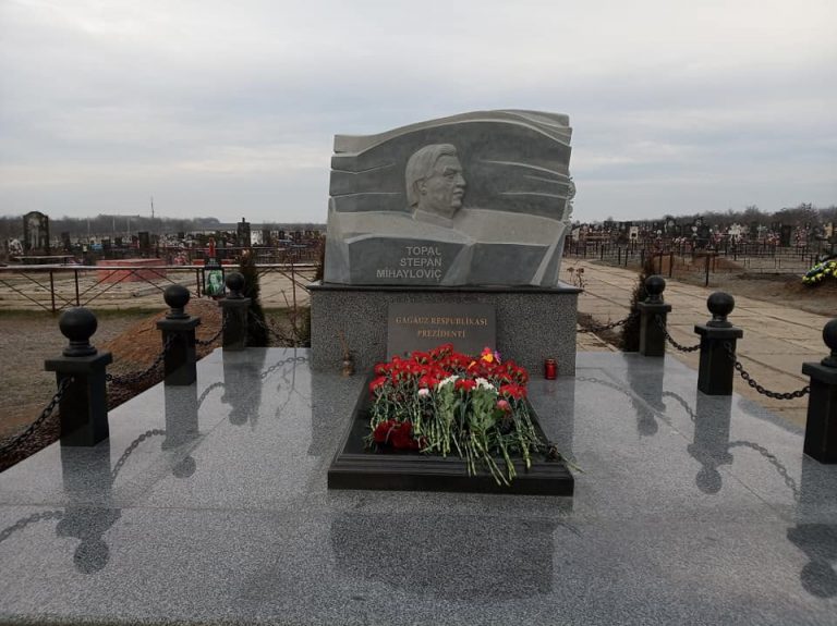 Сегодня Первому президенту Гагаузской Республики Степану Топалу исполнилось бы 82 года. В Комрате почтили его память