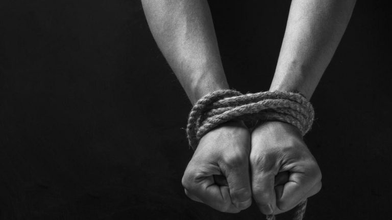 Одна женщина задержана, а другая арестована за торговлю людьми в Греции. Что им грозит