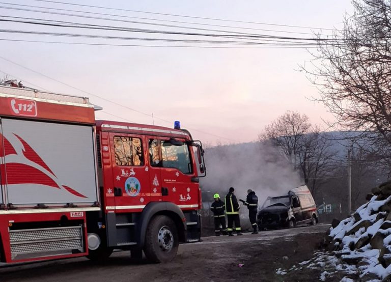 Машина скорой помощи сгорела до тла в Сорокском районе во время возвращения с вызова