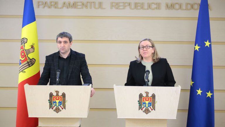 Блок ACUM призывает к прозрачности в работе парламента. Лилиан Карп: «Необходимо публиковать авторов поправок»