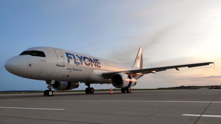 Отмену рейсов FlyOne объяснили неполадками. Куда в таких случаях обращаться пассажирам?