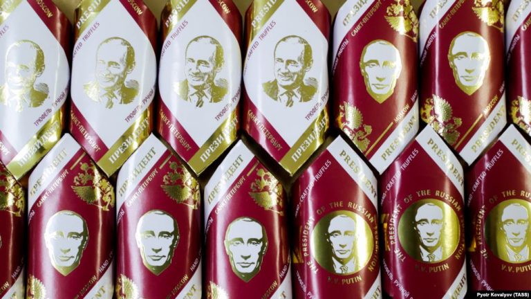 В Омске детям подарили конфеты с портретом Путина