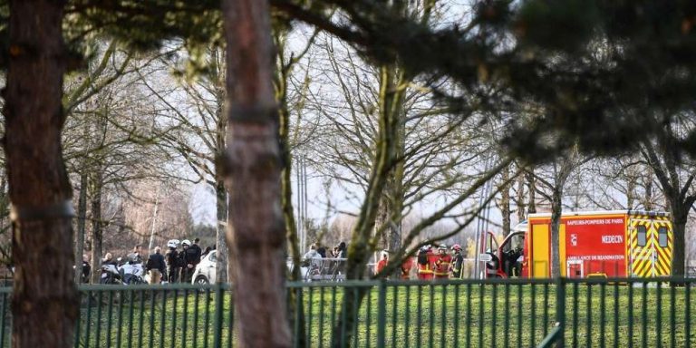 В пригороде Парижа вооруженный ножом преступник напал на прохожих. Один человек погиб, трое ранены