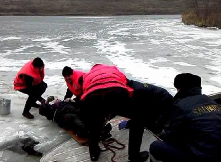 (video) Водолазы спасли тонущего рыбака на озере Гидигич