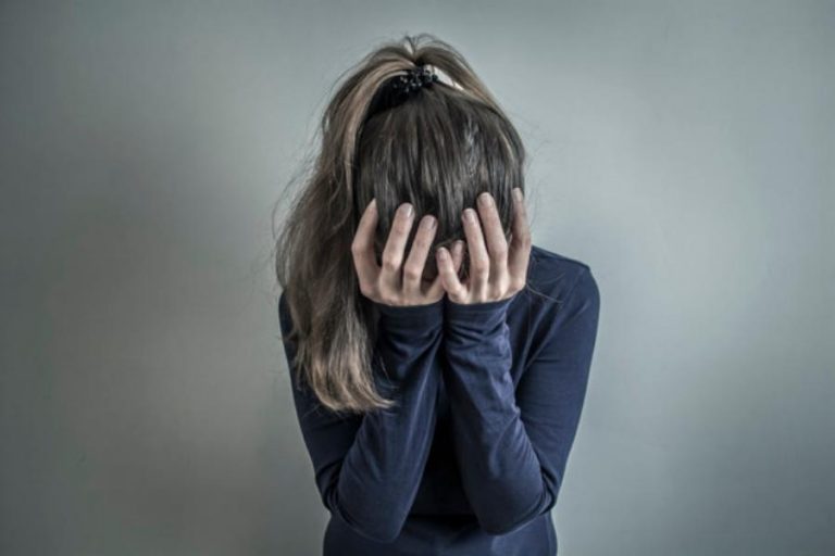 Избили и помочились на нее. 16-летняя трансгендерная девочка подверглась насилию со стороны одноклассников