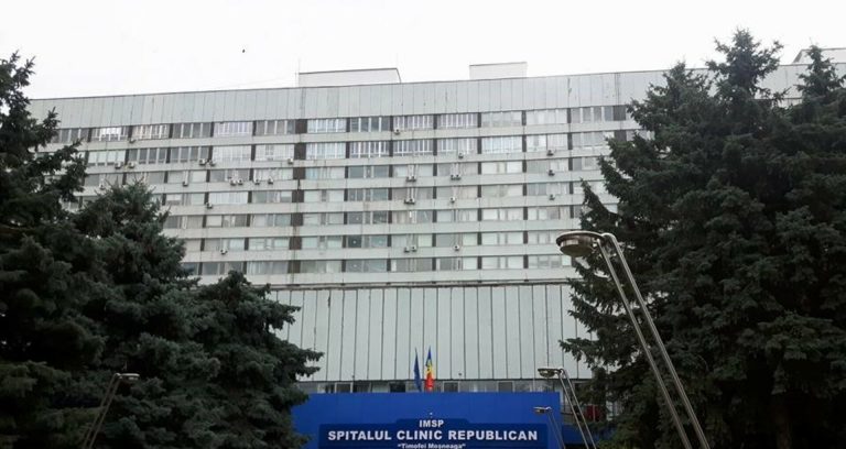 Хирурга столичной больницы обвинили в русофобии, а теперь ему угрожают