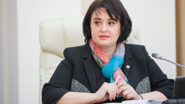 Почему Думбрэвяну уходит с поста министра и что она будет делать дальше