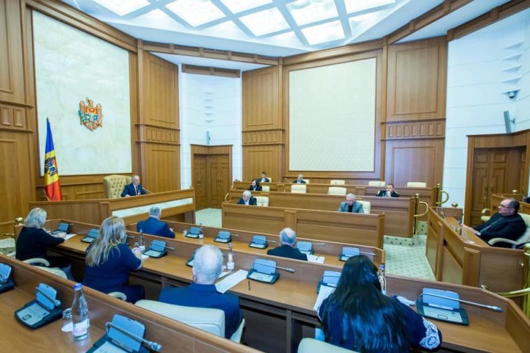 Додон обсудил с бывшими председателями КС необходимость внесения поправок в Конституцию