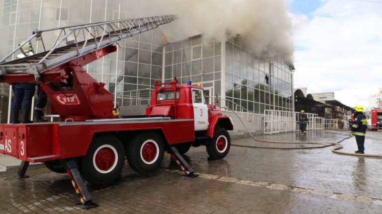 Озвучены две версии пожара на территории выставочного комплекса Moldexpo