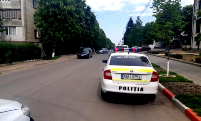 (ВИДЕО) В Кишиневе задержаны двое водителей. Они под воздействием наркотиков оскорбляли полицейских