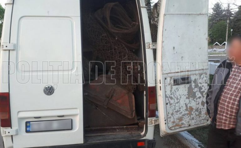 (ФОТО) Пограничники обнаружили в пограничной зоне автобус, в нем было около двух тонн изношенного металла