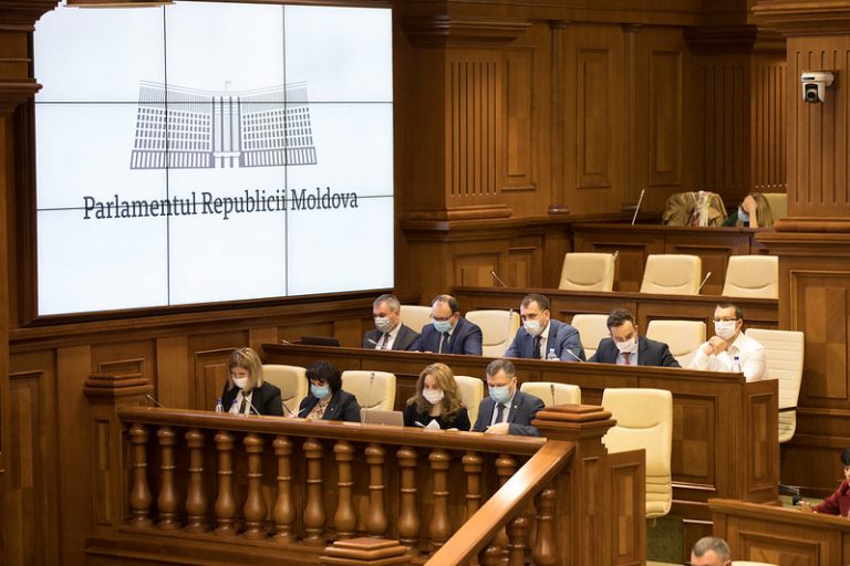 Парламент проголосовал за меры на время чрезвычайного положения в области общественного здравоохранения