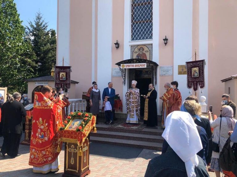 Додон снова нарушил правила, установленные КЧС. Он пришел в церковь без маски и не соблюдал социальную дистанцию