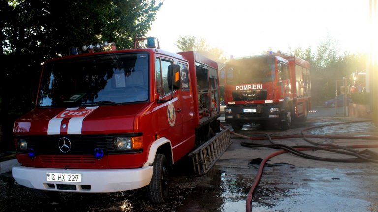 (FOTO) На одном из кишиневских складов вспыхнул пожар. На место происшествия прибыли 8 пожарных расчетов