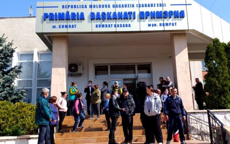 (Видео/Фото) «Полицейские просили не собираться у Исполкома»: Патентообладатели в Комрате на встрече с примаром и КЧС потребовали открыть рынки. Что им обещали