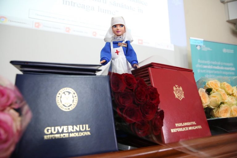 В Международный день медицинской сестры акушеркам и медсестрам Молдовы вручили дипломы