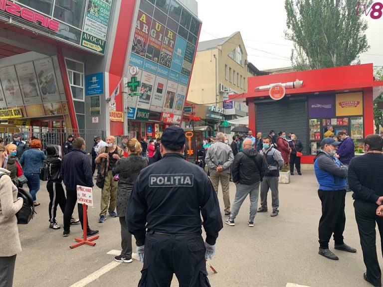 (ФОТО/ВИДЕО) «Мы голодаем»: у закрытых ворот Центрального рынка в Кишиневе продовцы ждут примара Иона Чебана