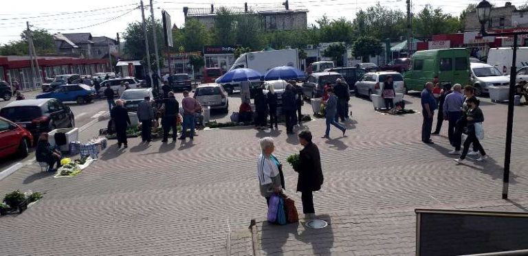 (ФОТО) На центральной площади Комрата развернулась уличная торговля. Как это объясняет примария