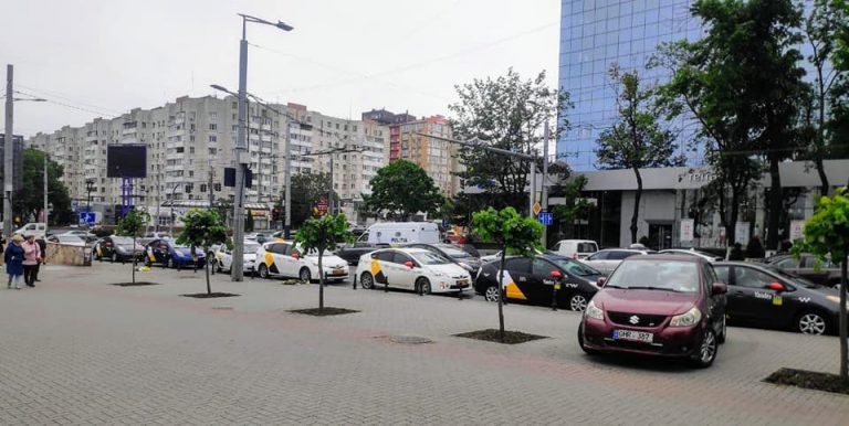 (ВИДЕО) Водители службы такси приехали на место аварии, чтобы почтить память погибшего коллеги