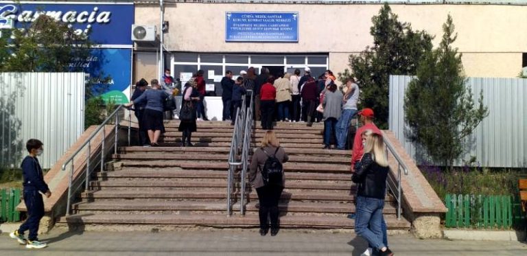 ФОТО ДНЯ. У Комратской поликлиники скопилась толпа людей. Пропускают не всех