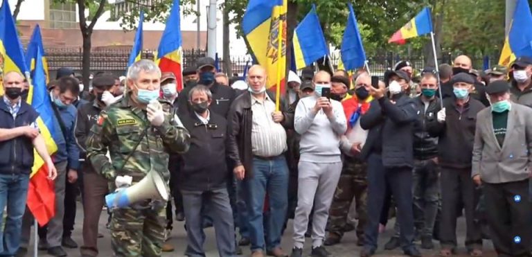 (ФОТО/ВИДЕО) «200 человек и большинство без масок». Полиция зарегистрировала на прошедшем митинге ветеранов нарушения