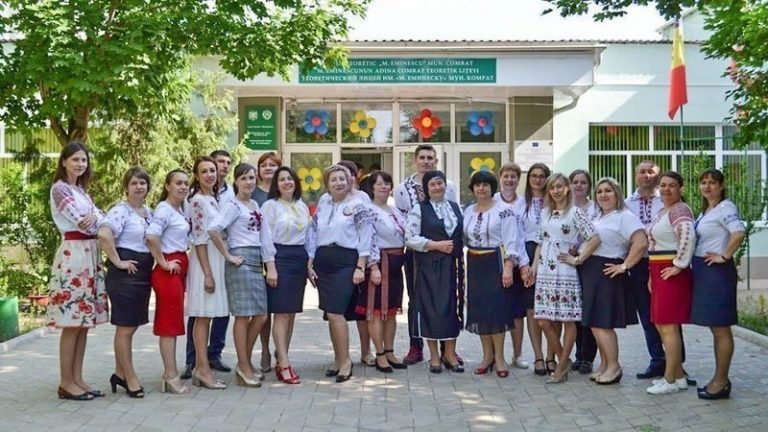 В Гагаузии депутатов НСГ призывают выделить контрибуцию на ремонт румынского лицея в Комрате. Создана петиция