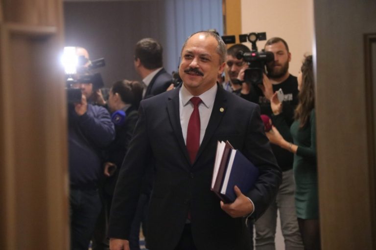 На экс-министра образования Поповича подадут в суд за ложные заявления